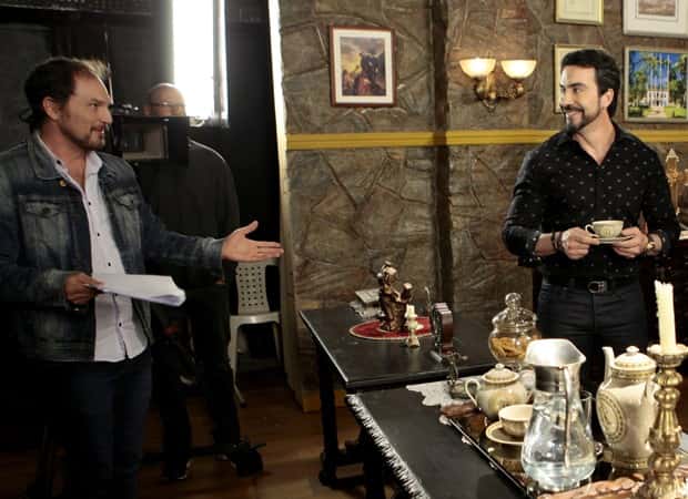 Padre Fabio de Melo recebe as orientações do diretor Ricardo Mantoanelli (Foto: Lourival Ribeiro/SBT)