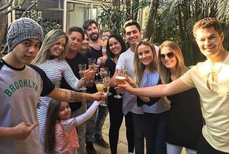 Pedro e a família (Foto: Reprodução/Instagram)