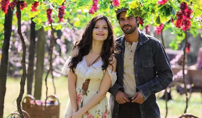 Vitória Strada e Burno Cabrizo são protagonistas de "Tempo de Amar". (Foto: Divulgação/TV Globo)