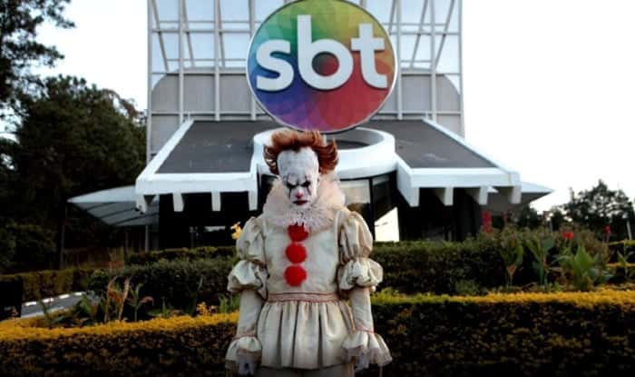 Palhaço na frente da sede do SBT. (Foto: Divulgação/SBT)