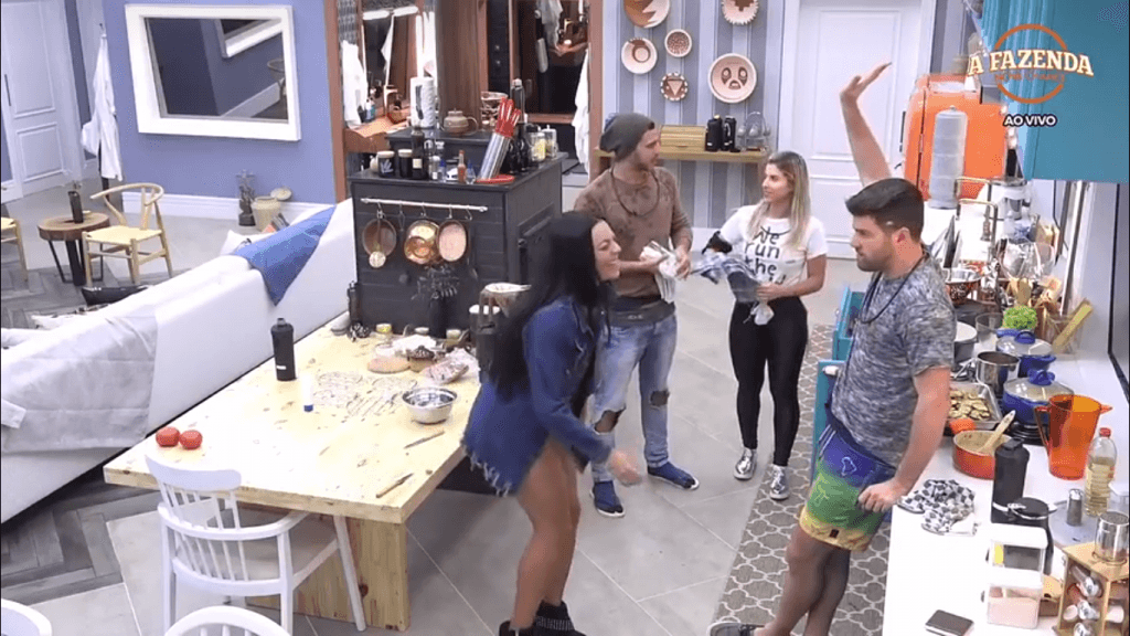 Participantes conversam sobre casais (Foto: Reprodução/R7)