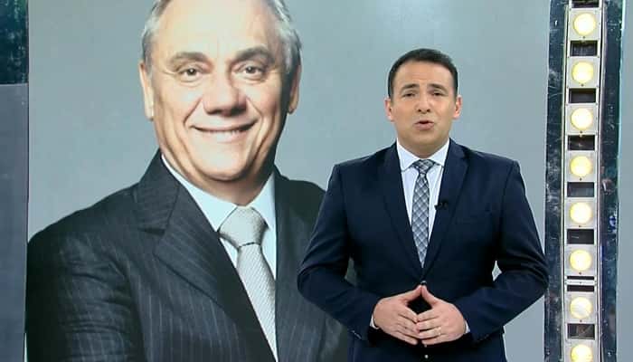 Reinaldo Gottino no comando do "Domingo Show" com homenagem a Rezende (Foto: Reprodução/Record)