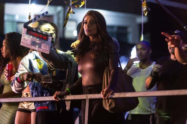 Juliana Paes nos bastidores da cena em baile funk (Foto: Anderson Barros/Gshow)
