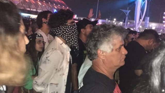 Caio Castro disfarçado no meio da multidão Foto: Extra