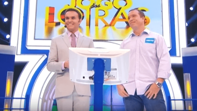Caco Rodrigues no comando do "Jogo das Loiras" (Foto: Reprodução/Youtube)