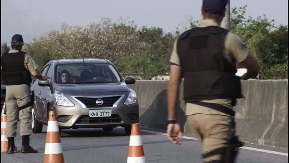 Carro de Bibi e Rubinho vai ser parado pela policia em "A Força do Querer". (Foto: TV Globo)