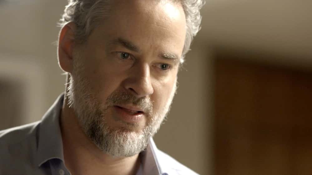 Eugênio vai colocar a nora contra a parede. (Foto: TV Globo)