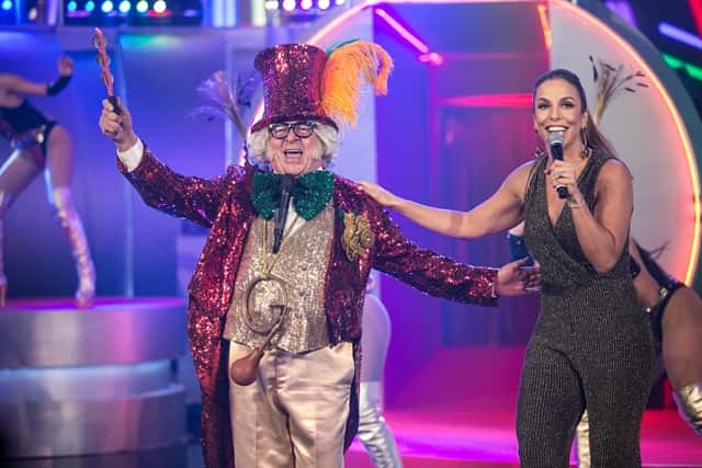 Ivete Sangalo com Chacrinha (Stepan Nercessian) (Foto: Globo/Pedro Curi)