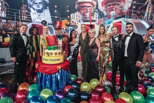 Jurados e Ivete Sangalo festejam os cem anos do Chacrinha no palco (Foto: Globo/Pedro Curi)