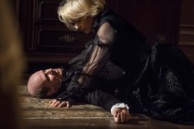 Schultz (Ruben Gabira) é assassinado por Greta (Julia Lemmertz) em 'Novo Mundo' (Foto: Globo/Mauricio Fidalgo)