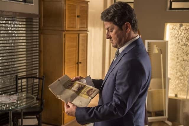 Malagueta (Marcelo Serrado) descobre provas de crime em 'Pega Pega' (Foto: Globo/Mauricio Fidalgo)