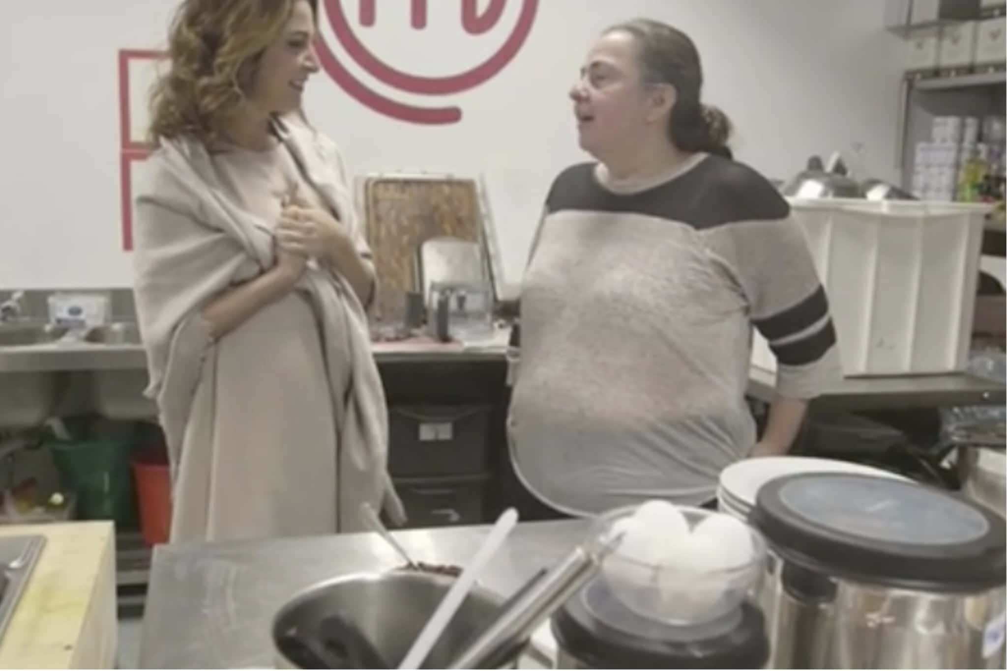 Ana Paula Padrão em conversa com a responsável pela cozinha do MasterChef (Foto reprodução0