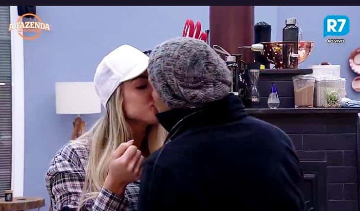 Monick e Yuri se beijam (Foto: Reprodução)