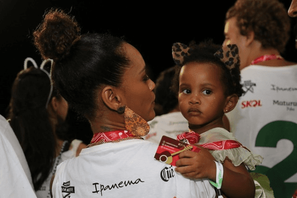 Tais Araújo e a filha (Foto: Divulgação)