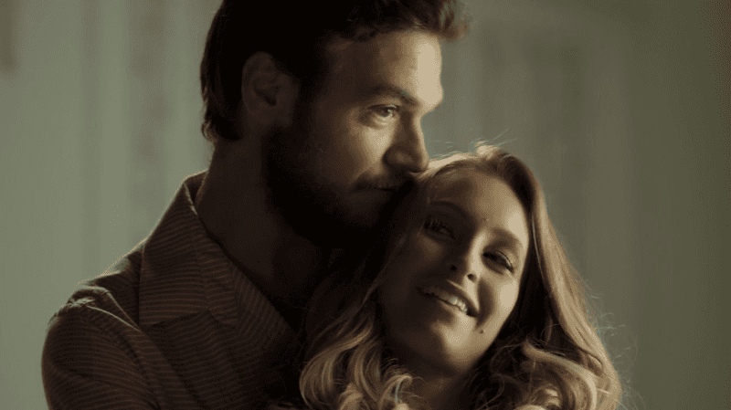 Rubinho (Emílio Dantas) e Carine (Carla Diaz) em cena de "A Força do Querer" (Foto: Reprodução/Globo)