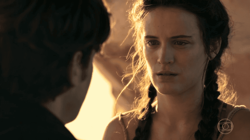 Gael (Sergio Guizé) e Clara (Bianca Bin) em cena da estreia de O Outro Lado do Paraíso (Foto: Reprodução/Globo)