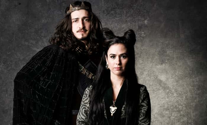 Rodolfo (Johnny Massaro) e Lucrécia (Tatá Werneck) em "Deus Salve o Rei" (Foto: Globo/Sergio Zalis)