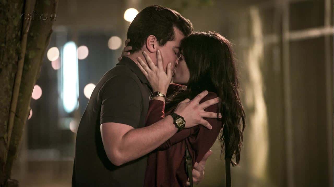 O casal se rede a paixão na novela "Pega Pega" (Foto: Reprodução/Gshow)