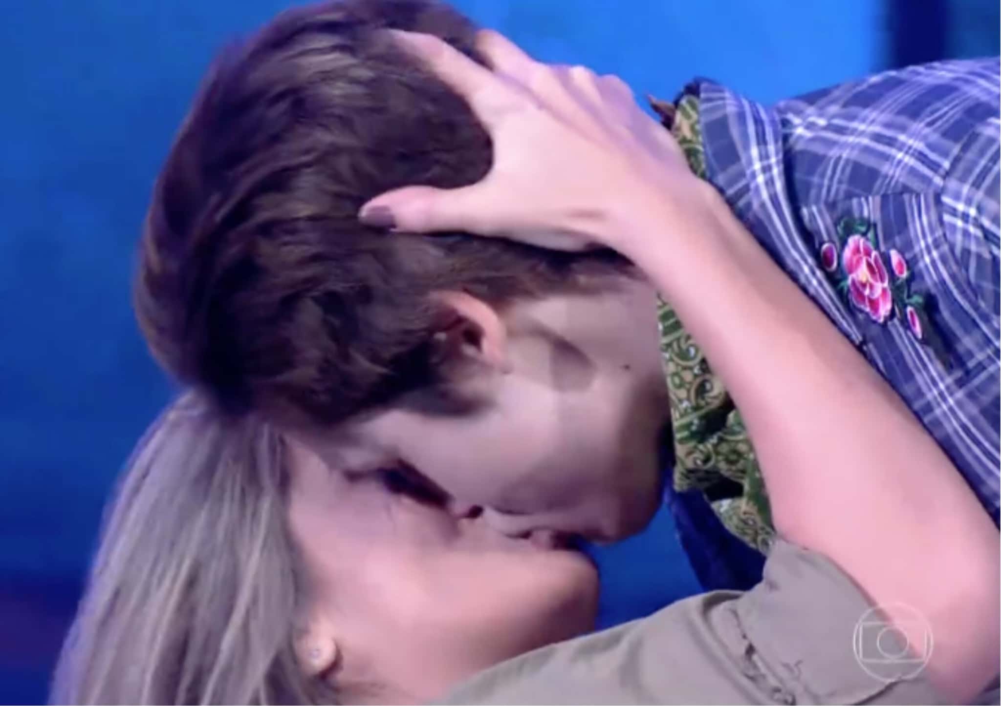 Beijão de Nicolas Prattes em professora foi tido como apelação (Foto: Reprodução)