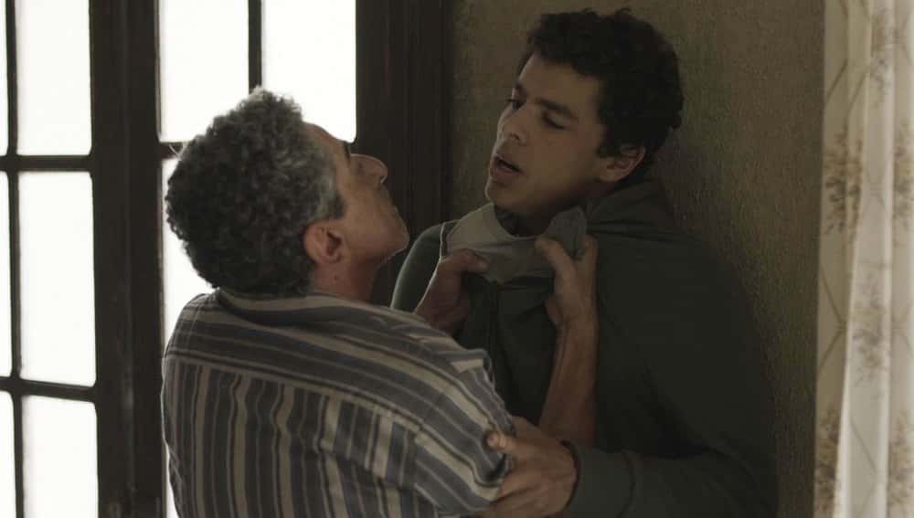 Briga entre pai e filho em "Malhação" (Foto: Reprodução/Globo)