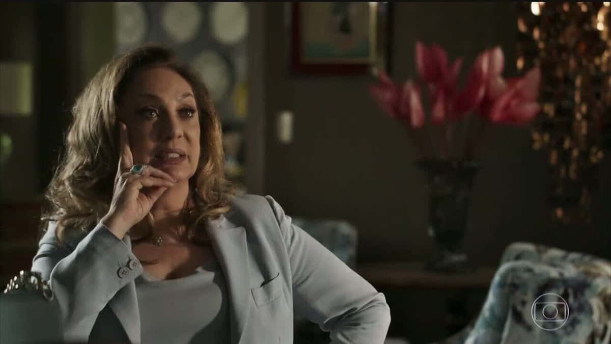 Eliane Giardini vive a odiosa Nádia em "O Outro Lado do Paraíso" (Foto: Reprodução/Globo)