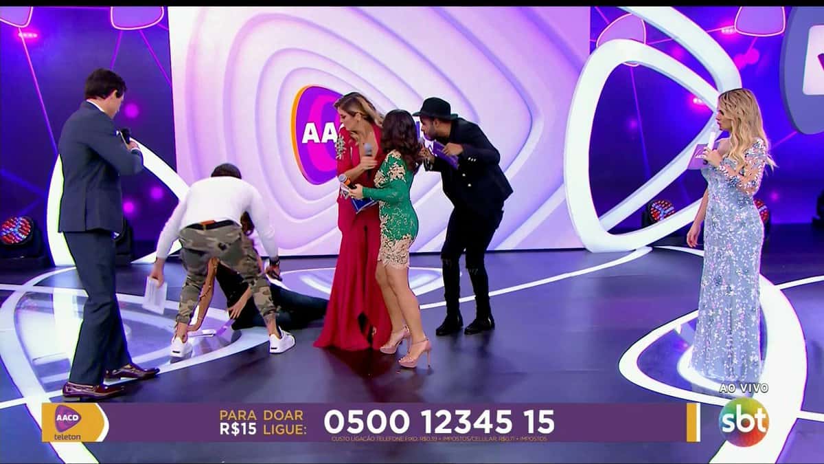 Patricia Abravanel cai no Teleton e Eliana fica imóvel (Foto: Reprodução)
