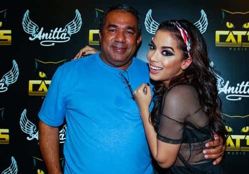anitta_posa_com_o_pai_no_camarim-1941