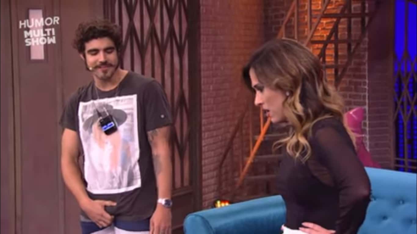 Caio Castro de cueca no palco do talk show. (Foto: Reprodução)
