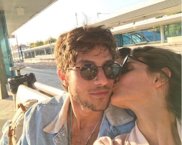 Chay Suede recebe beijão de namorada. (Foto: Reprodução)