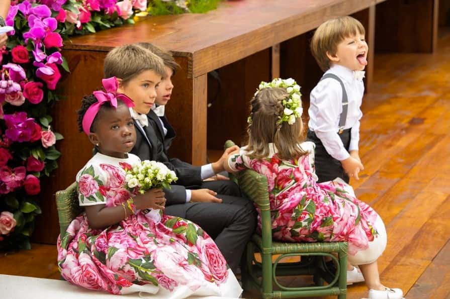 Titi se encontra com amigos no casamento de Marina Ruy Barbosa. (Foto: Divulgação)