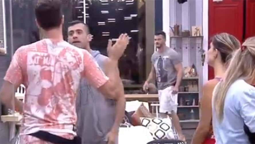 Marcelo Ié ié e Yuri em "A Fazenda (Foto: Reprodução / R7)