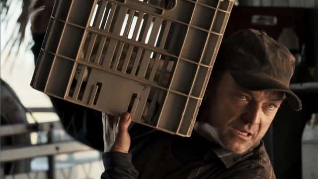 Jonas usa explosivos para procurar pedras preciosas (Foto: TV Globo)