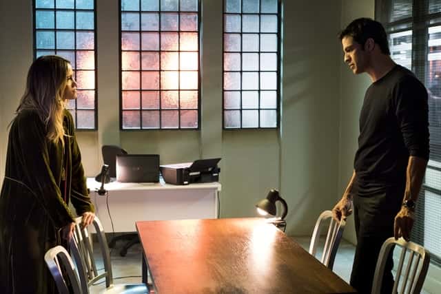 Sandra Helena (Nanda Costa) e Eric (Mateus Solano) em cena de 'Pega Pega' (Foto: Globo/Cesar Alves)