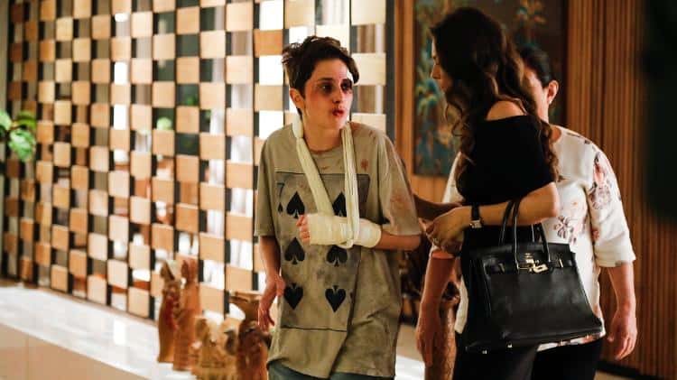 Ivan (Carol Duarte) em casa, após agressão (Foto: Divulgação)