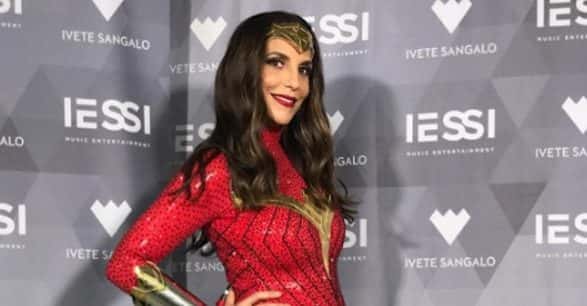 A cantora Ivete Sangalo exibe barriguinha de grávida. (Foto: Divulgação)