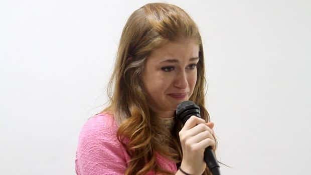 marina chorando