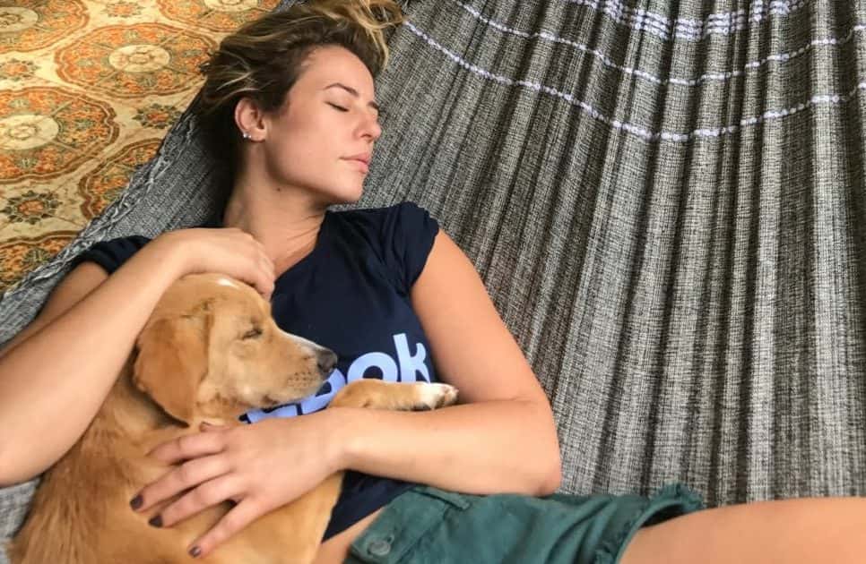 A atriz Paolla Oliveira e seu cachorro. (Foto: Reprodução/Facebook)