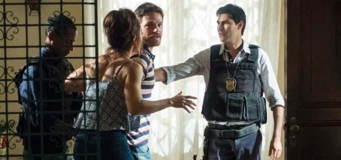 Rubinho é preso na frente de Bibi. (Foto: Reprodução/TV Globo)