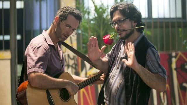 Roney faz uma serenata para Josefina, em "Malhação" (Foto: Raquel Cunha/Rede Globo/Divulgação)