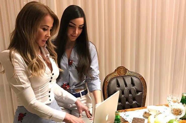 Zilu Camargo e a nota (Foto: Reprodução/Instagram)