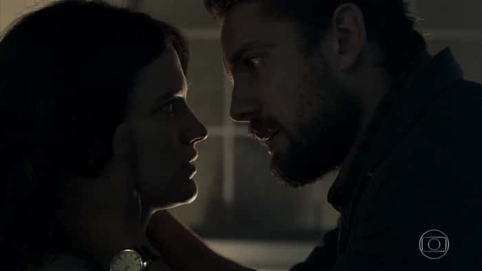 Clara (Bianca Bin) e Renato (Rafael Cardoso) em cena de O Outro Lado do Paraíso (Foto: Reprodução/Globo)