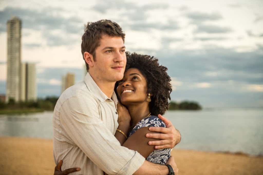 Erika Januza e Caio Paduan interpretam Bruno e Raquel (Foto: Divulgação/Globo)