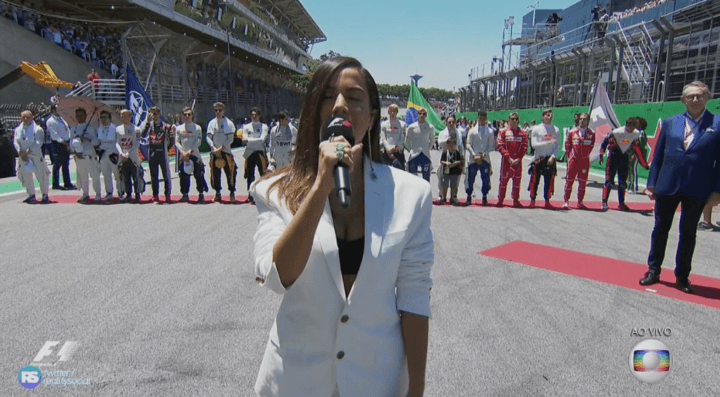 Anitta cantou o Hino Nacional na Fórmula 1 (Foto reprodução: Globo)