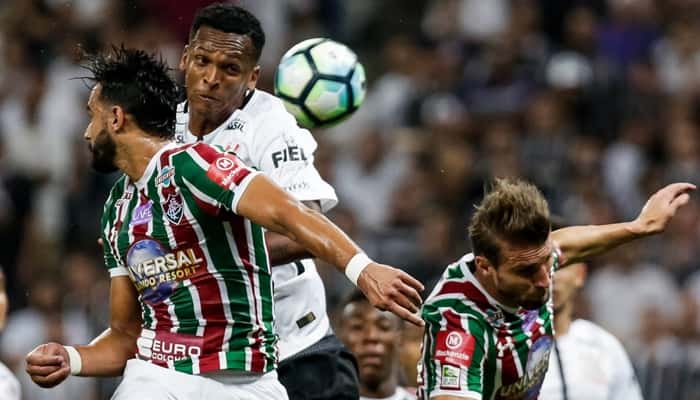 Os atacantes Henrique Dourado e Jô na partida entre Corinthians x Fluminense (Foto: Rodrigo Gazzanel)