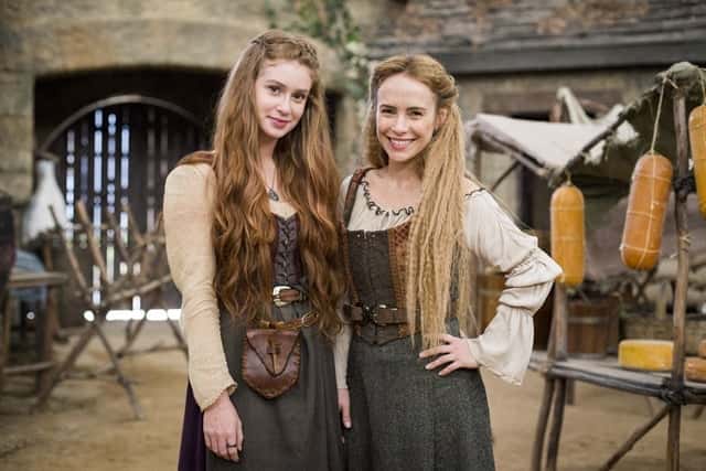 Amália (Marina Ruy Barbosa) e Diana (Fernanda Nobre) em Deus Salve o Rei (Foto: Globo/Marília Cabral)