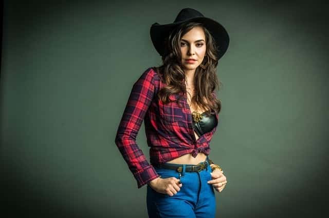 Aura (Tainá Müller) (Foto: Globo/Raquel Cunha)