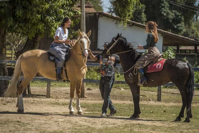 Bruna Marquezine e Marina Ruy Barbosa na preparação elenco para Deus Salve o Rei (Foto: Globo/Mauricio Fidalgo)