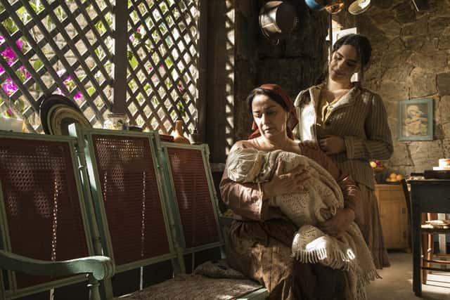 Henriqueta (Nívea Maria) e Angélica (Livian Aragão) com Mariana em "Tempo de Amar" (Foto: Globo/Victor Pollak)