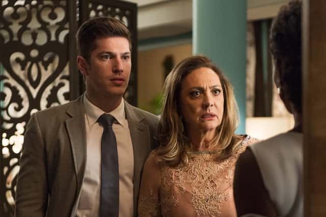 Bruno (Caio Paduan) e Nádia (Eliane Giardini) em cena de O Outro Lado do Paraíso (Foto: Globo/Raquel Cunha)