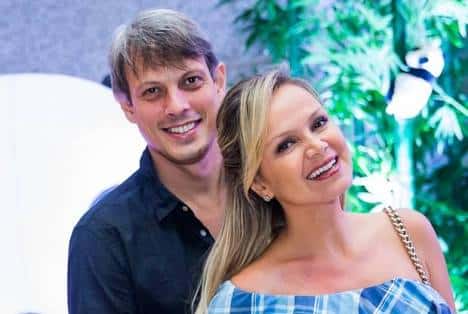 Eliana e Adriano Ricco estão noivos (Foto: Divulgação)